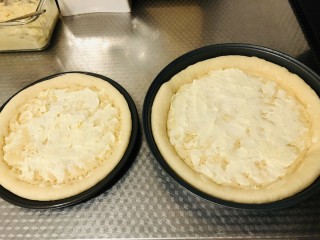 芝士榴莲披萨,抹上一层奶油奶酪
