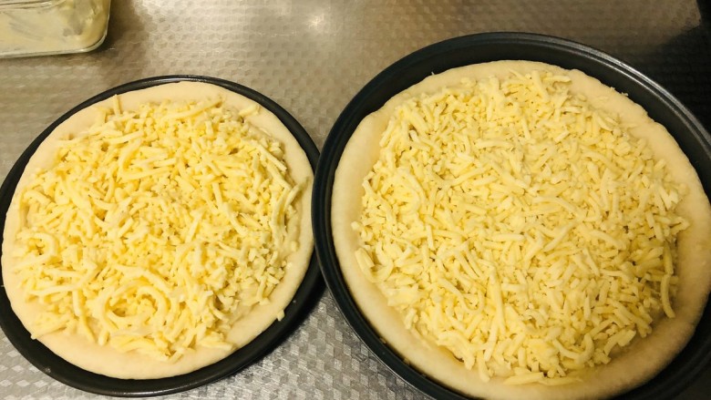 芝士榴莲披萨,经过多次的试验，先撒上少量的拉丝奶酪，190度烤十分钟后拿出来再撒上一层拉丝奶酪，再烤8～10分钟，这样的拉丝效果跟口感都好