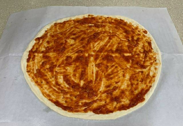 黑椒牛肉披萨,取适量的披萨酱涂抹均匀