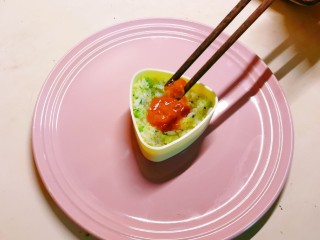 酱心营养饭团,将酷克壹佰番茄肉酱放入凹陷部位，用筷子规范一下。