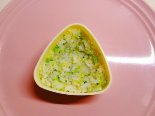 酱心营养饭团,放入一层米饭  周边高 中间凹陷的状态