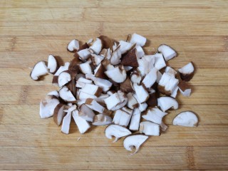 香菇肉末豆腐,香菇洗干净切成小块。