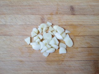 香菇肉末豆腐,大蒜切碎。