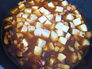 香菇肉末豆腐,加入开水烧开煮2分钟，下入豆腐。