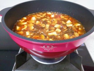 香菇肉末豆腐,再次烧开以后转中火煮10分钟至豆腐入味，汤汁基本上收干。