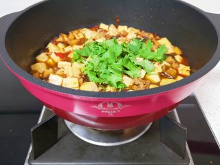 香菇肉末豆腐,关火，下入香菜碎。