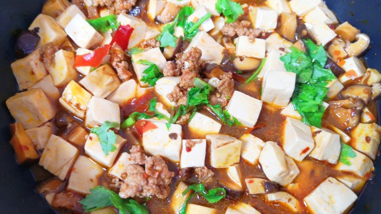 香菇肉末豆腐,利用锅的余温翻炒均匀。