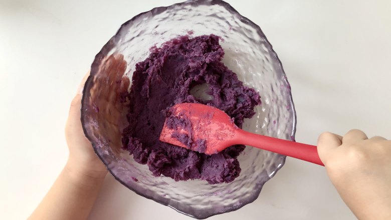 紫薯肉松芝士三明,把紫薯和炼乳混合均匀，捣成泥状，越细腻口感越好。