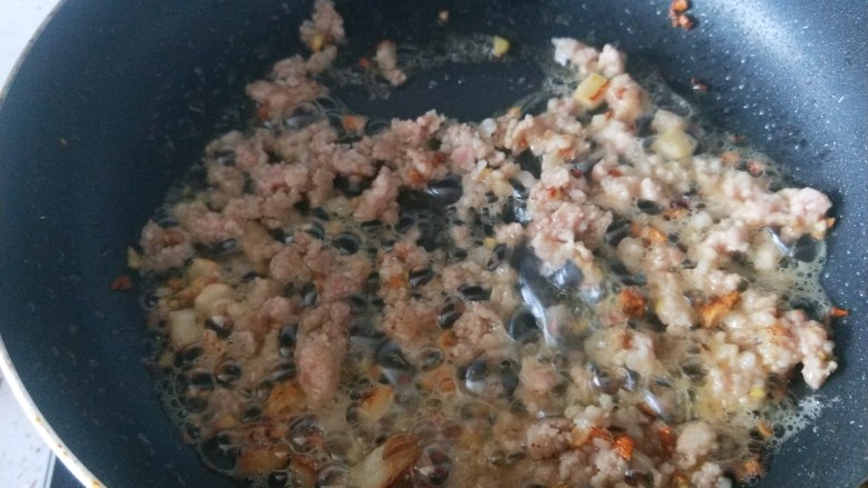 香菇肉末豆腐,倒入肉末炒散。