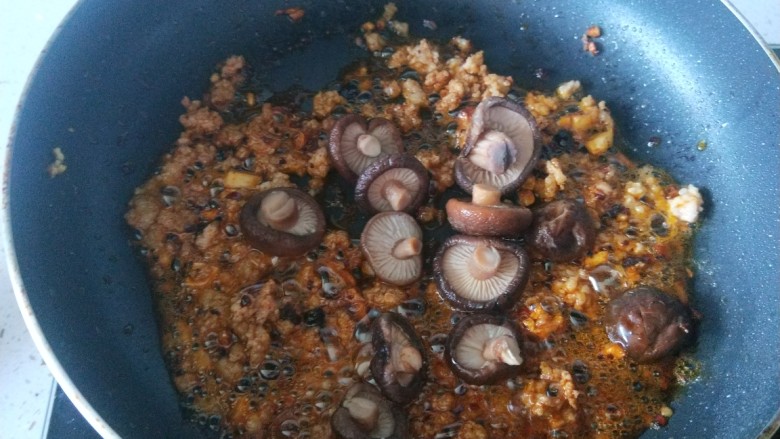 香菇肉末豆腐,翻炒均匀。