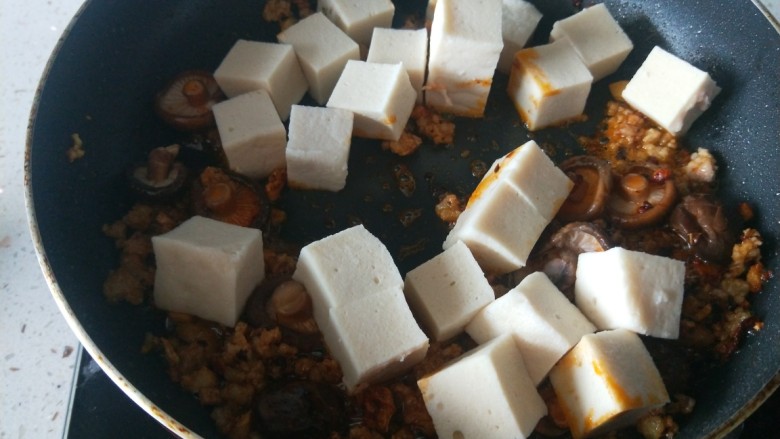 香菇肉末豆腐,倒入豆腐。