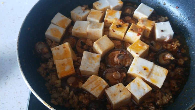香菇肉末豆腐,加入少许水炒入味儿。