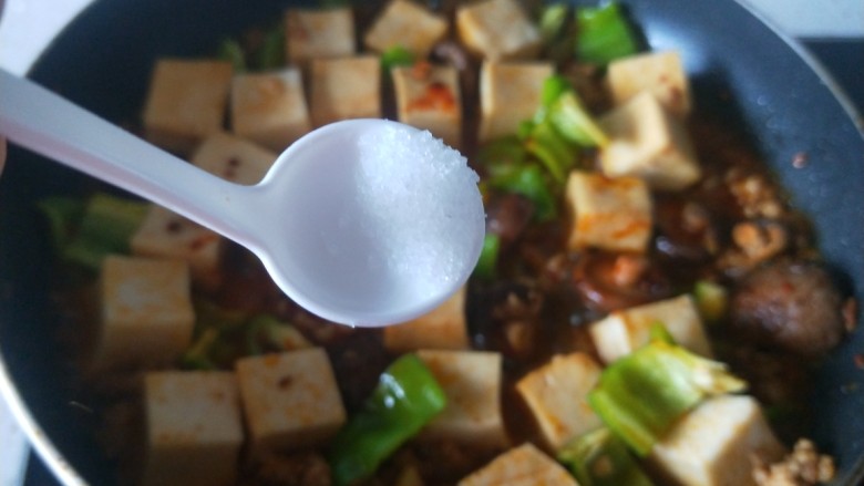 香菇肉末豆腐,加入适量盐。