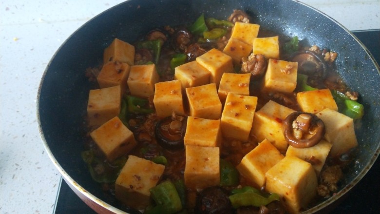 香菇肉末豆腐,倒入适量炒均匀即可。