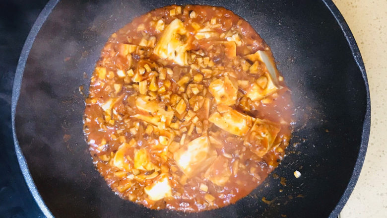 香菇肉末豆腐,煸炒均匀后，转中火，尽量不要翻动
