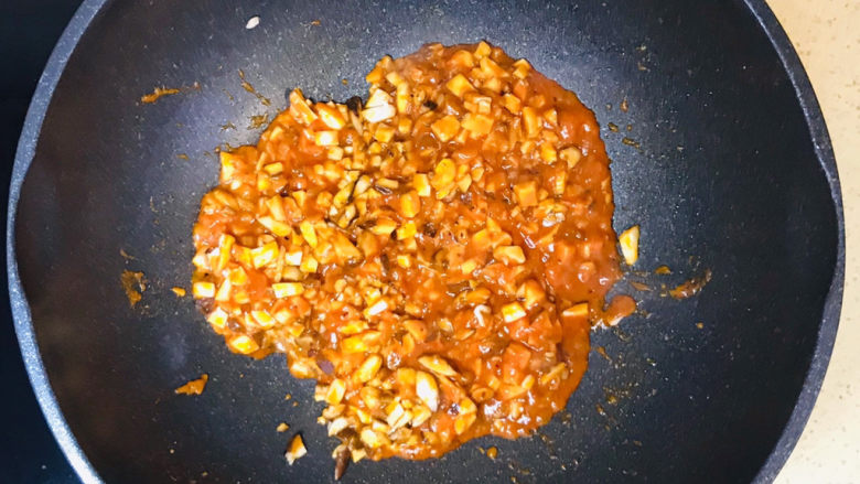 香菇肉末豆腐,不停地翻炒，速度要快，防止糊锅