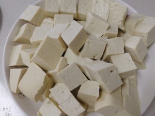香菇肉末豆腐,豆腐切小块，温水冲洗一遍。