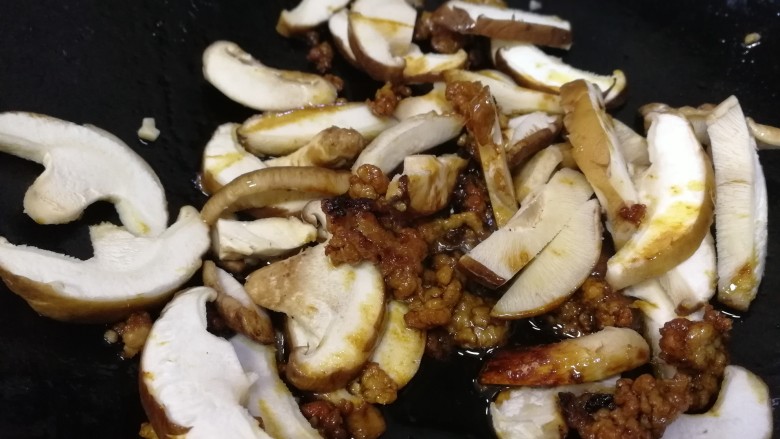 香菇肉末豆腐,放入香菇，小火翻炒。