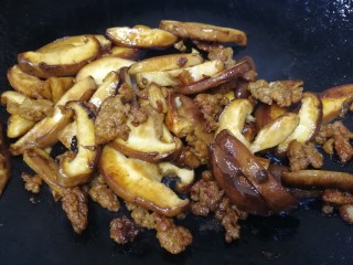 香菇肉末豆腐,小火把香菇炒软，把香菇香味炒出来。