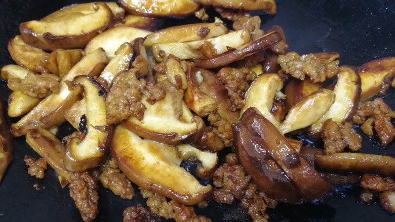香菇肉末豆腐,小火把香菇炒软，把香菇香味炒出来。