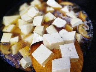 香菇肉末豆腐,大火烧开，放入豆腐。