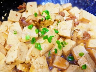 香菇肉末豆腐,洒上葱花即可。
