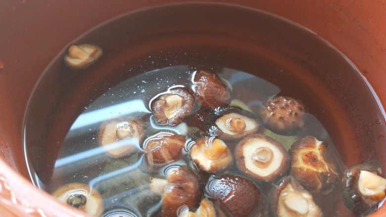 虫草花排骨汤,放入泡好的小香菇。