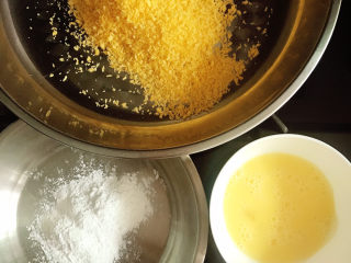 黄金鸡排,准备好玉米淀粉、面包糠、鸡蛋液。