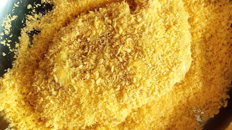 黄金鸡排,裹上一层面包糠。