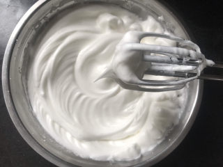 8寸椰蓉红枣戚风蛋糕,继续打发至粗泡细腻第二次加入1/3的白糖，打发至出现明显纹路时加入最后1/3糖，打发至干性发泡，提起打蛋器蛋白有直立的小尖角