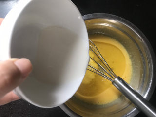 8寸椰蓉红枣戚风蛋糕,先处理蛋黄糊，把蛋黄搅散，再加入10克糖2克盐，50克油，80克牛奶搅拌至乳化状态