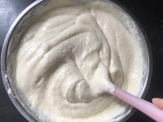 8寸椰蓉红枣戚风蛋糕,翻拌好的蛋黄糊再全部倒入蛋白霜中，同样的手法翻拌均匀