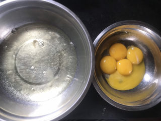 8寸椰蓉红枣戚风蛋糕,准备两个干净无油无水的盆，分离蛋清和蛋黄，蛋白里不能掉入蛋黄，否则蛋白打不起来，分离好的蛋白放冰箱冷藏备用