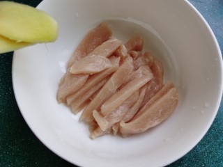 孜然鸡胸肉,切好的鸡胸肉里放入两片姜片。