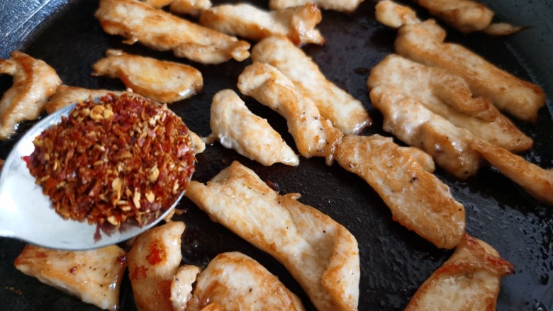 孜然鸡胸肉,鸡胸肉煎熟后根据个人口味加入辣椒粉。