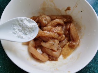 孜然鸡胸肉,用手抓匀后，再加入半勺淀粉。加入淀粉煎后鸡胸肉吃起来会更嫩一些。