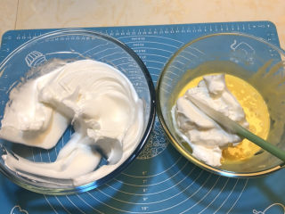 戚风蛋糕胚,蛋白挑三分之一至蛋黄部分处，翻拌均匀