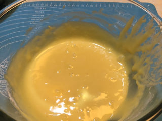 戚风蛋糕胚,搅拌均匀。蛋黄糊的状态如图所示