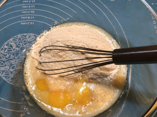 戚风蛋糕胚,加入4个蛋黄和70克面粉