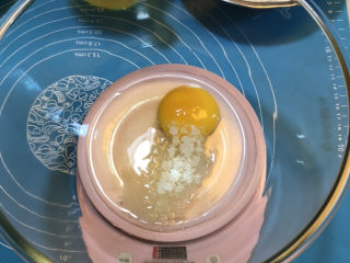 戚风蛋糕胚,蛋黄部分加入20克白糖搅拌化糖
