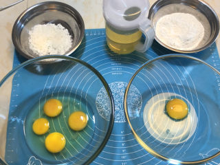 戚风蛋糕胚,蛋黄部分1个鸡蛋。蛋清部分4个鸡蛋