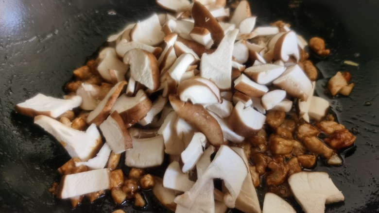 香菇肉末豆腐,放入香菇丁炒至变软。