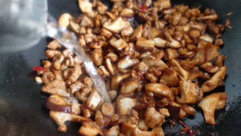 香菇肉末豆腐,加入适量热水。