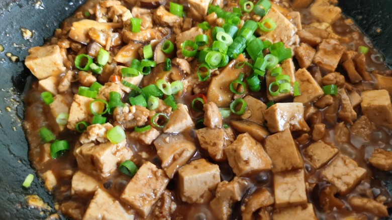 香菇肉末豆腐,出锅前撒上少许葱花。