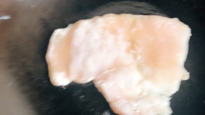 孜然鸡胸肉,锅中放入少量的油 把鸡胸肉放入锅中