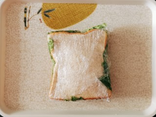 芝士火腿三明治,用保鲜膜包起来