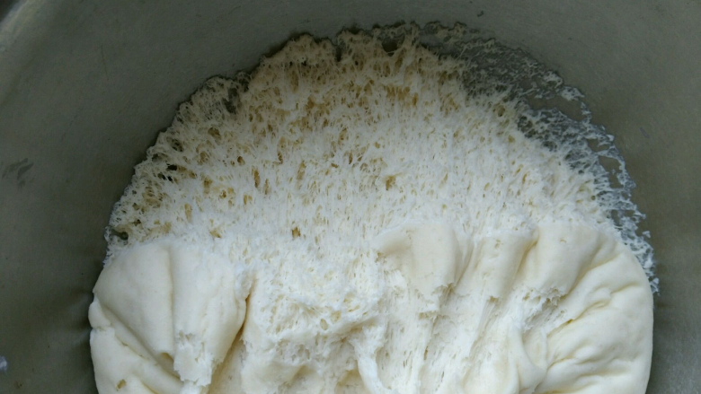 椒盐小花卷,面团发酵至两倍大，用手摁下不回缩，扒开可以看到密密的蜂窝丝。
