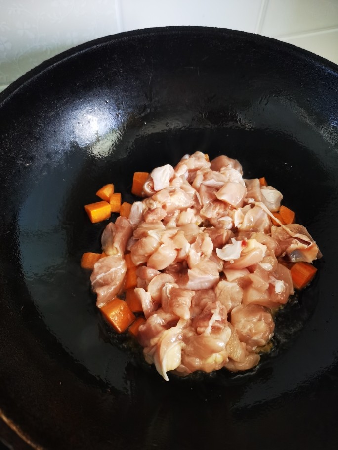 咖喱鸡块饭,胡萝卜炒好后，放入切好的鸡丁炒至鸡肉变色