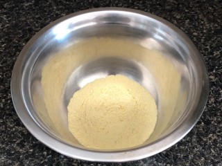 锅巴菜,小米面主要作用是为了增加锅巴的韧度，如果只有绿豆面会很软，没有嚼劲