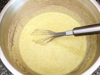 锅巴菜,加入小米面，将两种面搅拌成糊状，小米面和绿豆面的比例是1:2，